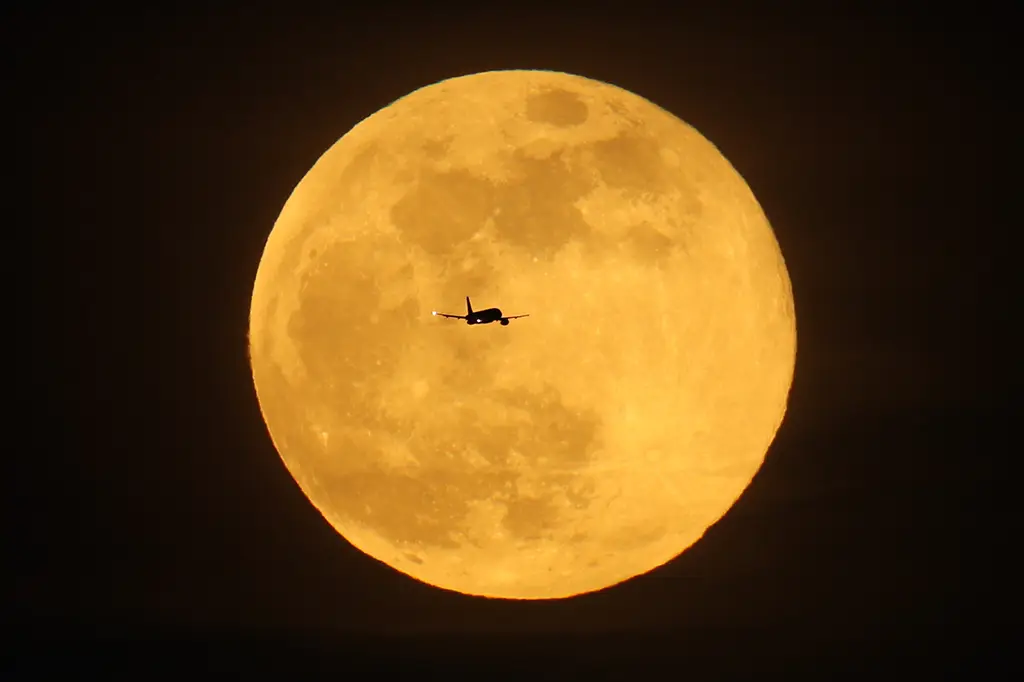 Primeira Superlua de 2026 pode ser vista neste sábado (03)