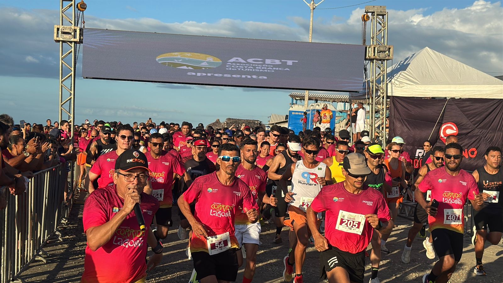 A Praia de Ponta do Mel foi palco da 2ª Corrida da Lagosta na tarde deste sábado (23)