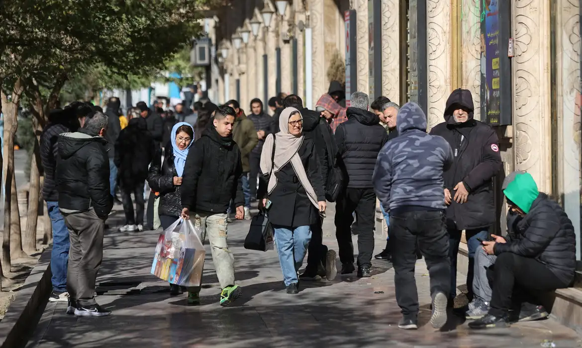 Trump anuncia tarifas de 25% a países que negociarem com Irã