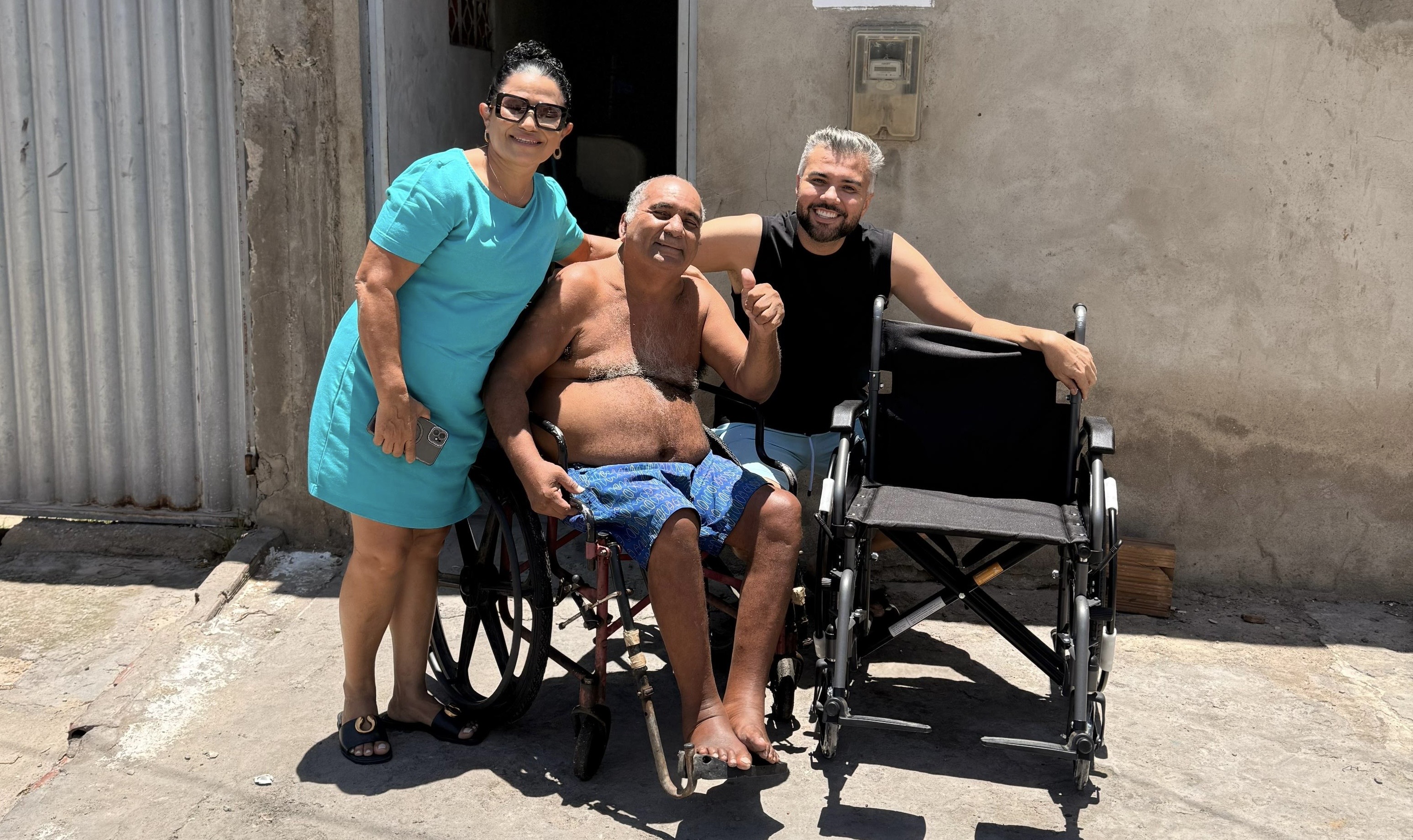 Vereador Petras Vinícius entrega Cadeira de Rodas em Areia Branca com apoio do Projeto Tampinha da Inclusão