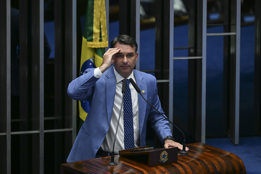 Flávio Bolsonaro viajou em jato de empresa ligada a Vorcaro antes de voo de Moraes