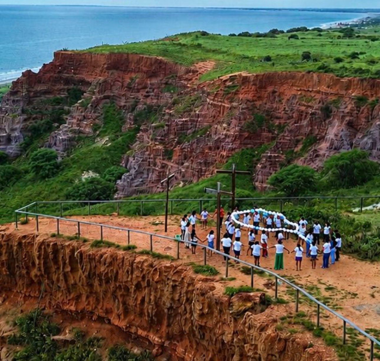 Ponta do Mel: Terço dos Balões reúne fiéis em momento de fé e oração no Mirante das Cruzes