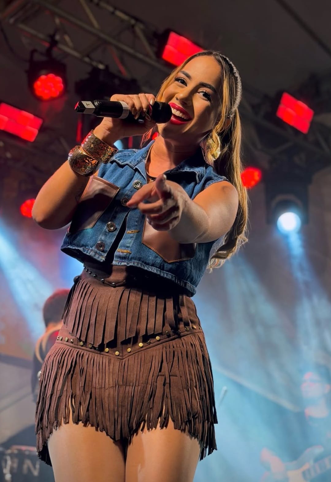 Caroline Melo se apresentou no São João de Salvador