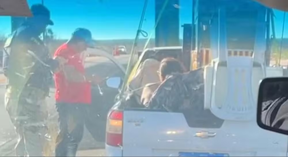 Fiscalização da PRF identifica dois casos de passageiros sendo levados em carrocerias na BR-304