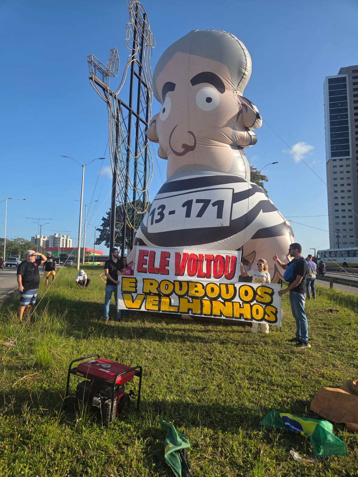 Manifestantes erguem "Pixuleco" de Lula para passagem do presidente em Natal