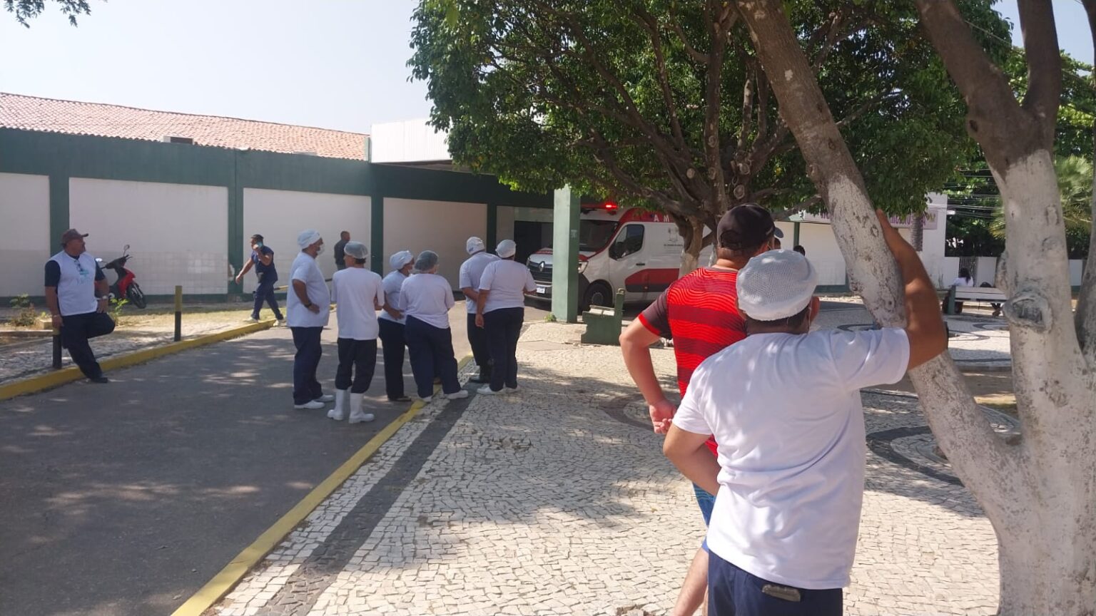Terceirizados param atividades e exigem salários atrasados em unidades de saúde do Estado