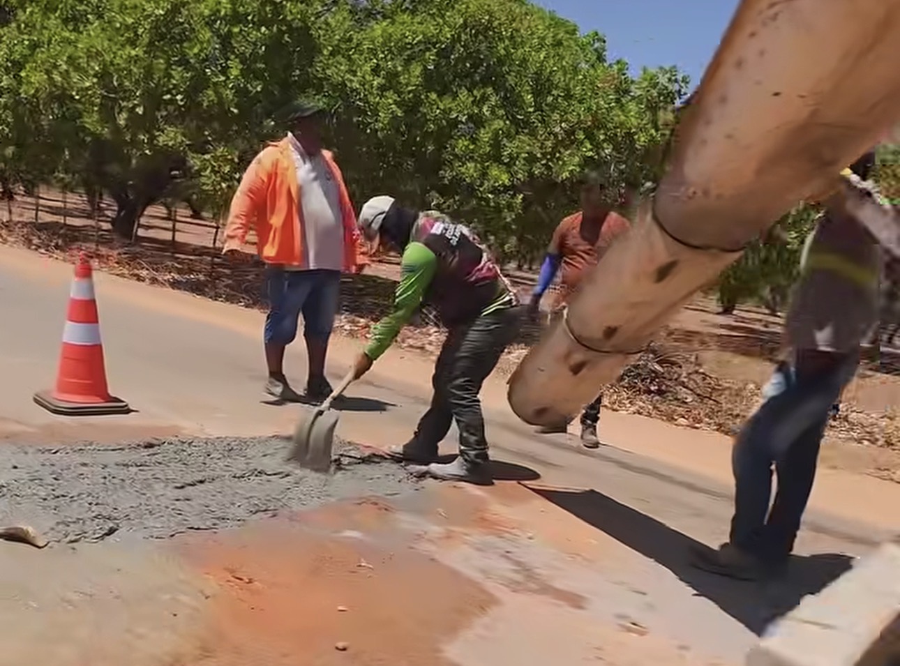moradores de Serra do Mel se unem para recuperar trechos da rodovia até Mossoró