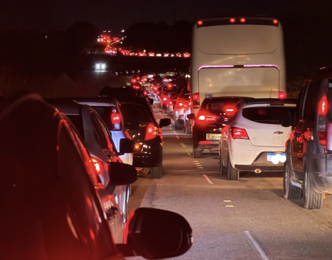 RN-013 registra congestionamento e veículos quebrados no trecho entre Mossoró e Tibau