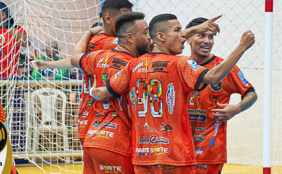 Só Resto estreia com vitória em jogo movimentado no Campeonato de Blocos