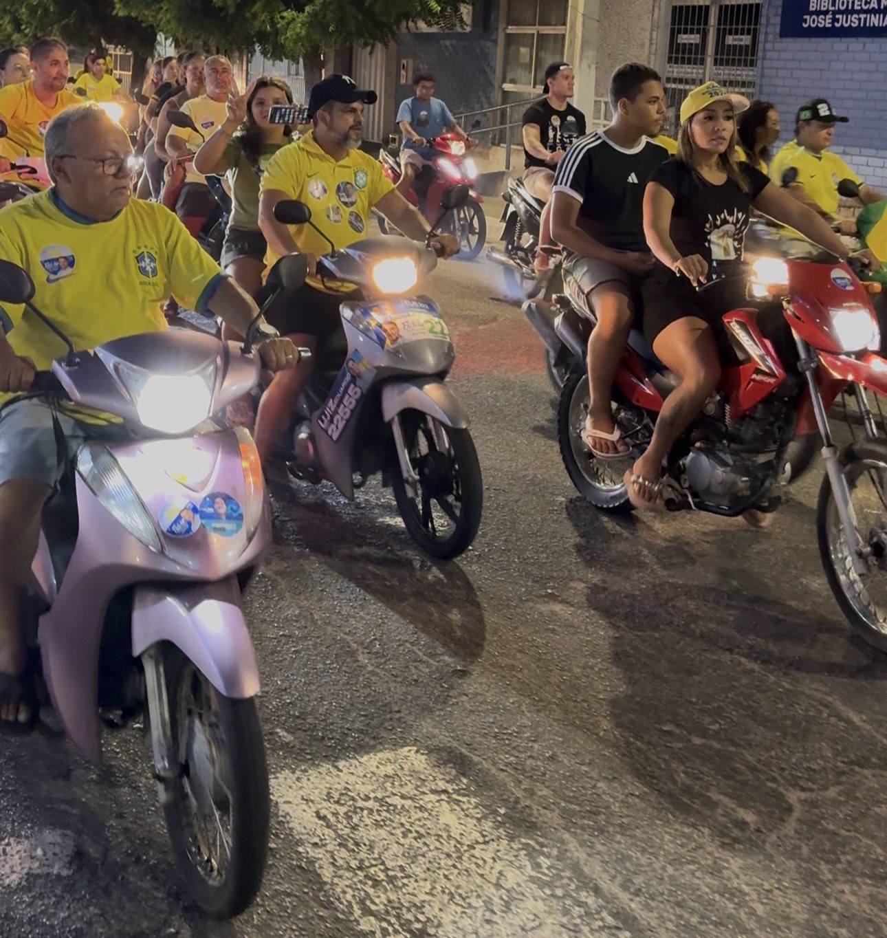 AREIA BRANCA: Eleitores realizam carreata e motorreata em apoio a Flávio Bolsonaro