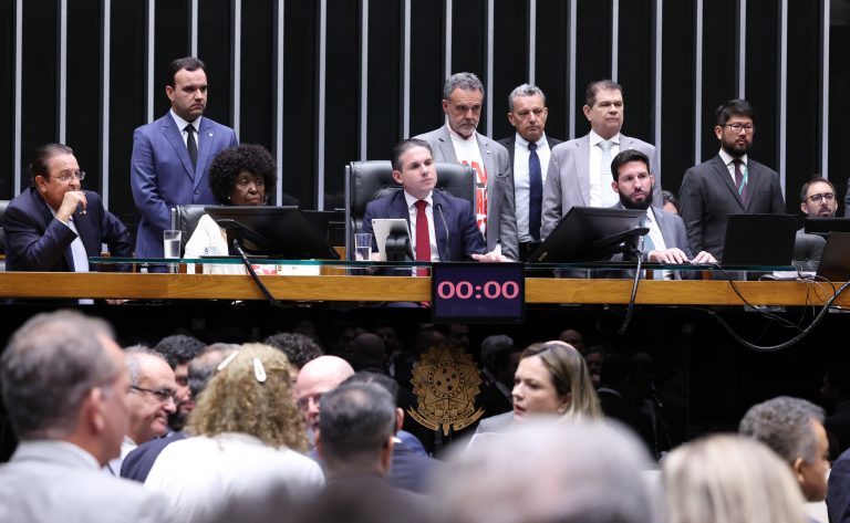 Fim da escala 6x1 é aprovado com carga horária semanal de 40 horas