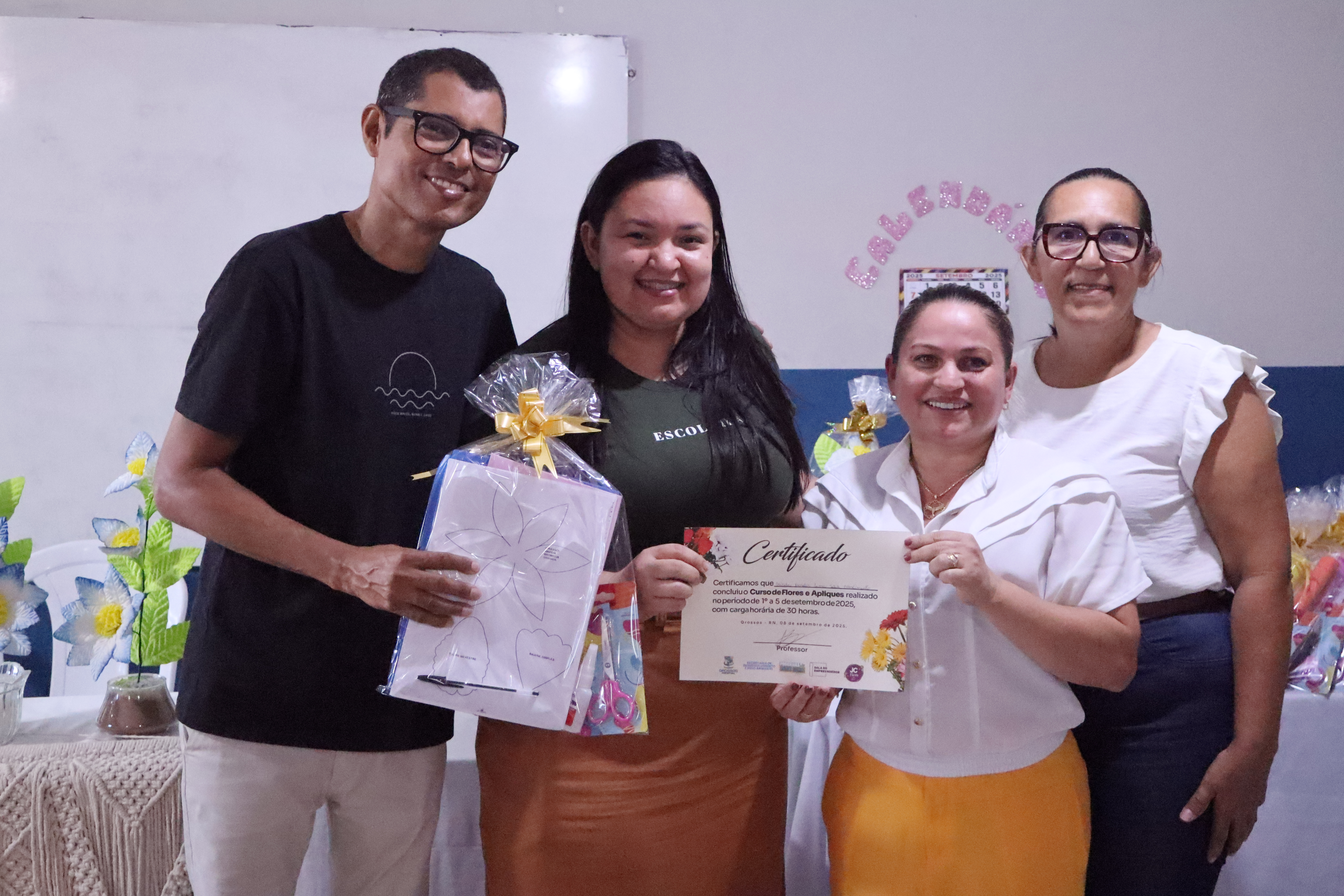 Capacita Grossos: Prefeitura entrega certificado do Curso de Flores Artificiais em Areias Alvas