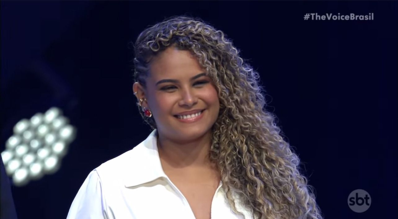 Adna Santana segue no The Voice após ser escolhida por Mumuzinho
