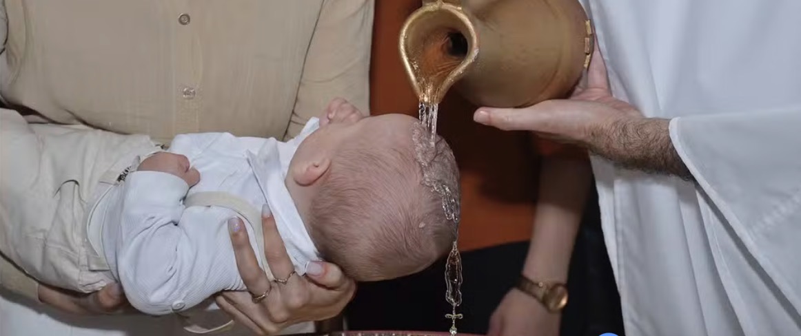 Foto de batismo chama atenção após formato de terço surgir na água