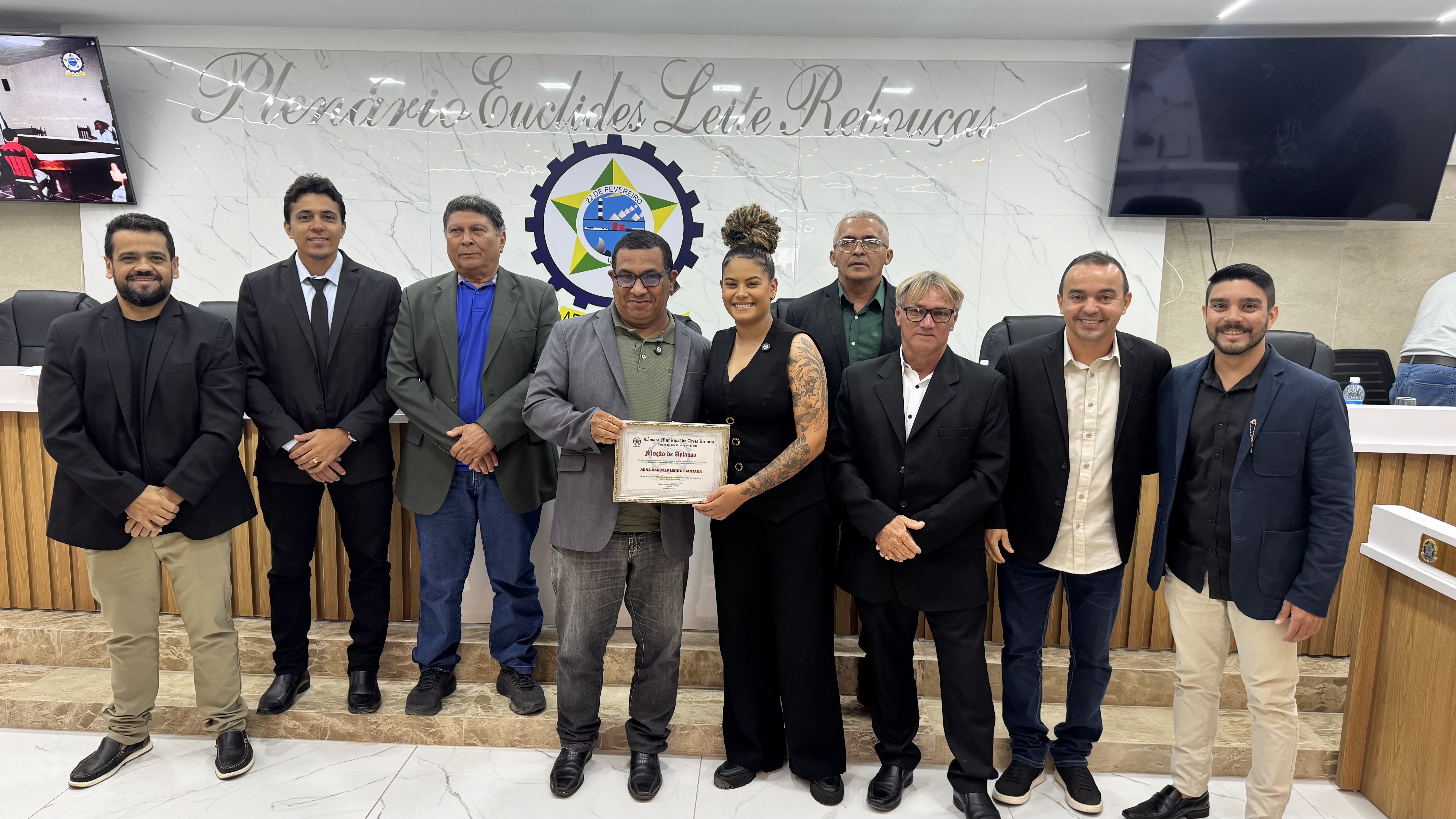 Câmara de Areia Branca entrega Comenda e Moção de Aplausos à cantora Adna Santana