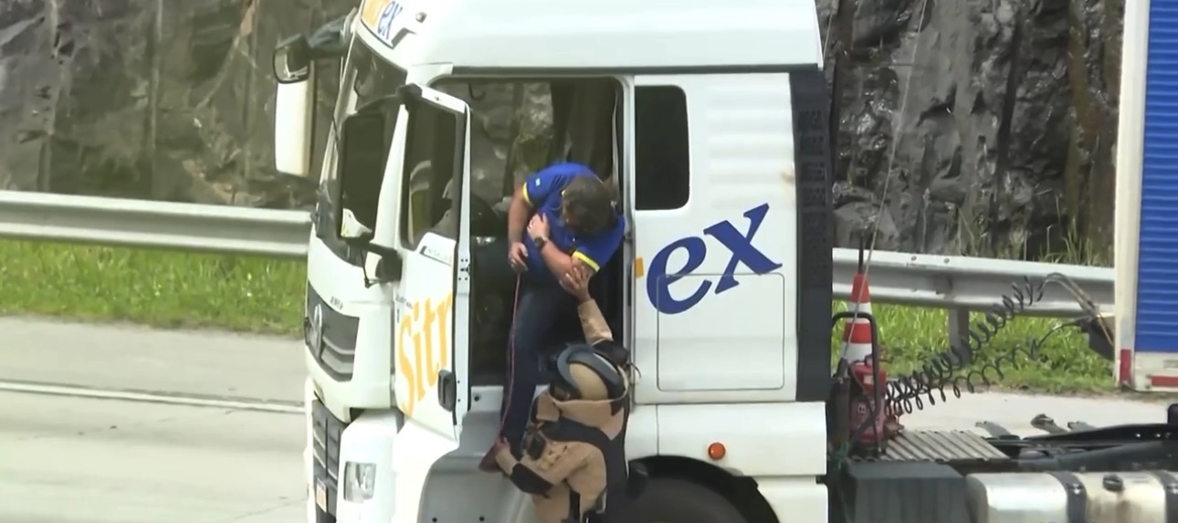 Carreta com motorista amarrado e suspeita de bomba interdita Rodoanel