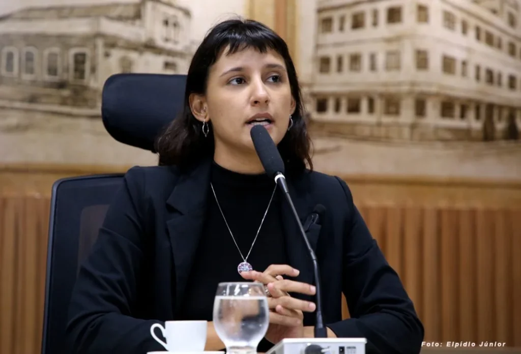 Justiça suspende sessão de cassação da vereadora Brisa