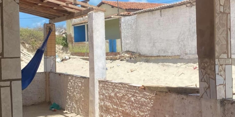 Alpendre de casa na praia de Manibu desaba e atinge criança e jovem