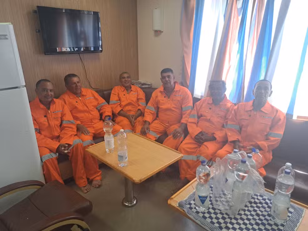 Embarcação naufraga na costa do RN e 6 tripulantes são regatados por navio holandês